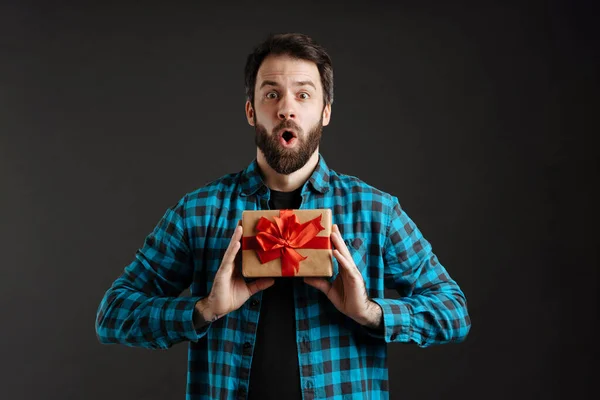 Bärtiger Überraschter Weißer Mann Ruft Aus Während Geschenkschachtel Isoliert Vor — Stockfoto