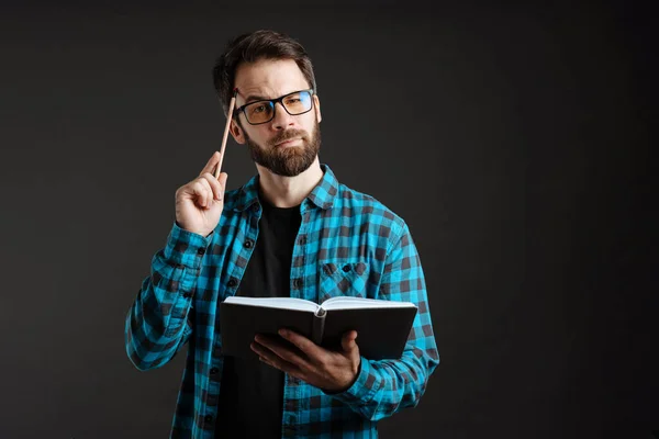 Homme Pensant Barbu Dans Des Lunettes Posant Avec Crayon Planificateur — Photo