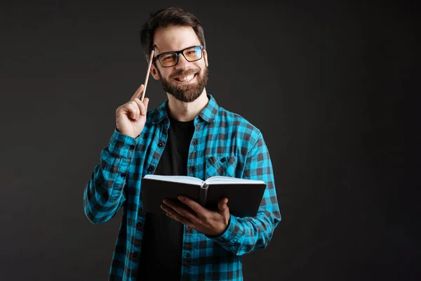 Skägg Leende Man Glasögon Poserar Med Penna Och Planerare Isolerad — Stockfoto