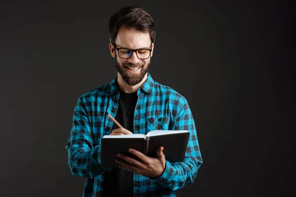 Bearded Brunett Man Skjortan Ler Samtidigt Skriva Ner Anteckningar Isolerad — Stockfoto