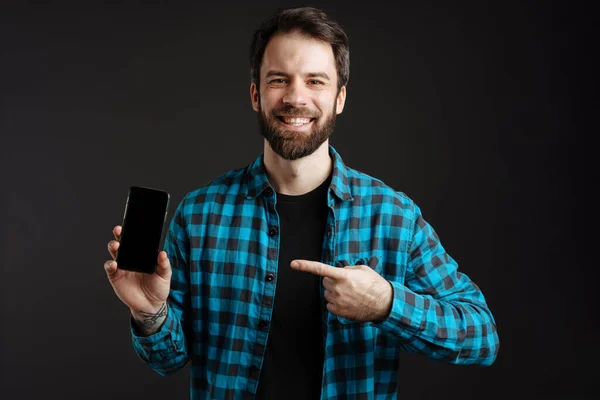 Siyah Arka Planda Izole Edilmiş Cep Telefonunu Gösteren Işaret Eden — Stok fotoğraf