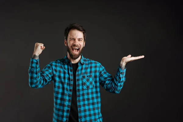 Baard Opgewonden Man Shirt Maken Winnaar Gebaar Houden Copyspace Geïsoleerd — Stockfoto