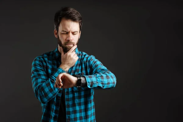 Homem Barbudo Intrigado Camisa Xadrez Olhando Para Seu Relógio Pulso — Fotografia de Stock