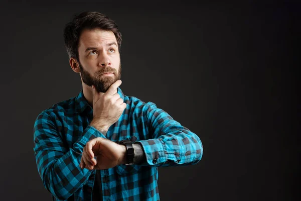 Baard Wit Verbaasd Man Kijken Omhoog Terwijl Met Behulp Van — Stockfoto