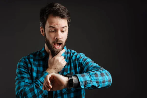 Hombre Choque Blanco Barbudo Exclamando Mientras Mira Reloj Pulsera Aislado —  Fotos de Stock