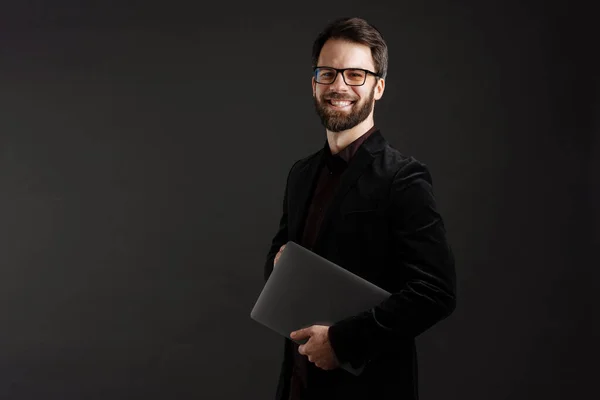Brodaty Szczęśliwy Człowiek Kurtce Uśmiecha Się Podczas Pozowania Laptopem Izolowane — Zdjęcie stockowe
