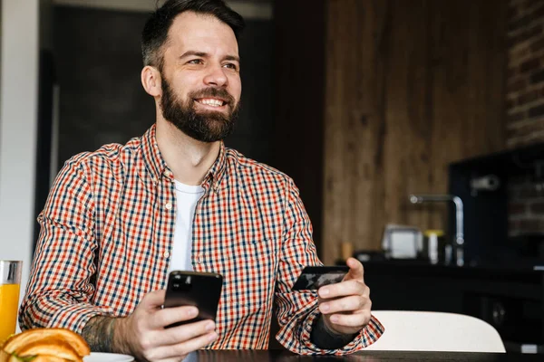 Sorrindo Morena Meia Idade Homem Segurando Telefone Celular Trabalhando Com — Fotografia de Stock