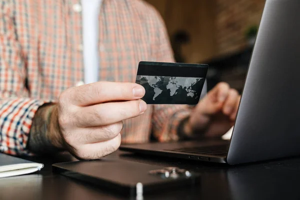 Orta Yaşlı Esmer Sakallı Bir Adamın Masadaki Bilgisayarına Bakıp Internetten — Stok fotoğraf