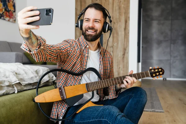 Uśmiechnięta Brunetka Średnim Wieku Brodaty Mężczyzna Grający Gitarze Akustycznej Siedzący — Zdjęcie stockowe