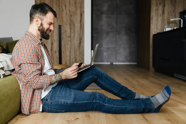 Feliz Morena Mediana Edad Barbudo Hombre Que Trabaja Ordenador Portátil — Foto de Stock