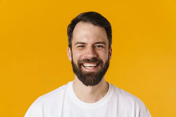 Retrato Una Morena Feliz Hombre Barbudo Pie Sobre Pared Amarilla —  Fotos de Stock