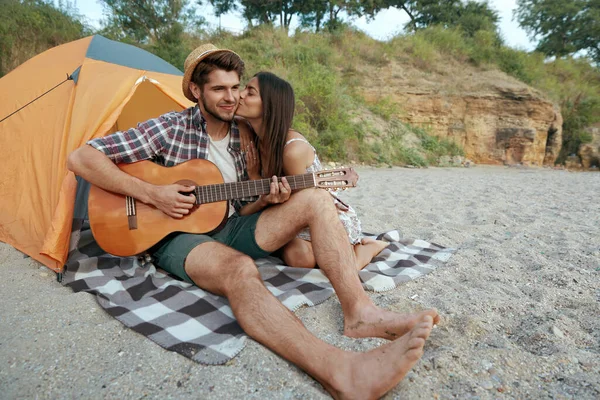 Glückliche Kerl Spielen Auf Der Gitarre Schönen Mädchen Die Ihn — Stockfoto