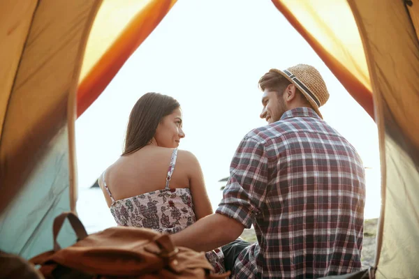 Vista Dalla Tenda Sulla Giovane Coppia Europea Riposo Sulla Spiaggia — Foto Stock