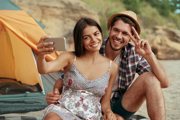 Gelukkig Jong Stel Nemen Selfie Mobiele Telefoon Het Strand Een — Stockfoto