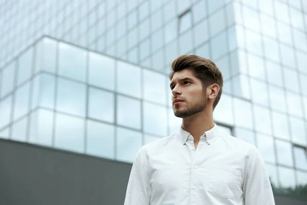 Vacker Ung Europeisk Man Bakgrund Modernt Glas Skyskrapa Staden Fokuserad — Stockfoto