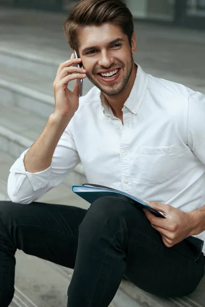 Europejski Biznesmen Siedzący Schodach Rozmawiający Przez Telefon Komórkowy Młody Człowiek — Zdjęcie stockowe