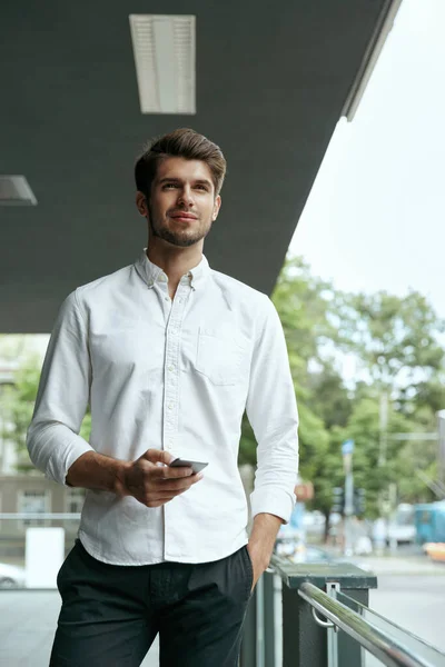 Pensativo Hombre Negocios Europeo Utilizando Teléfono Móvil Buscando Algún Lugar — Foto de Stock