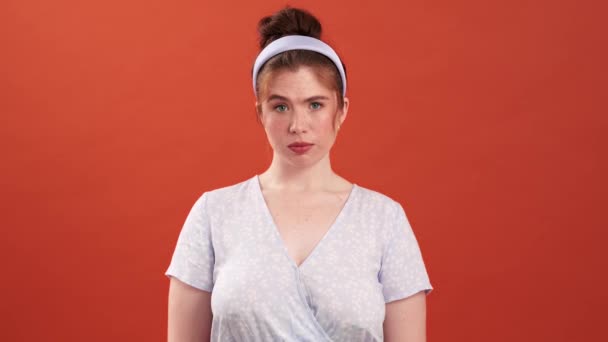 Şok Olmuş Kırmızı Elbiseli Kafasında Çember Olan Bir Kız Bana — Stok video