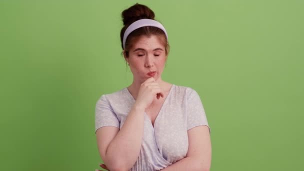 Een Meditatief Roodharig Meisje Een Jurk Met Een Rand Haar — Stockvideo