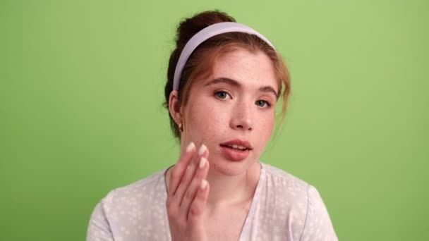 Pozytywna Ruda Dziewczyna Sukience Obręczą Głowie Poprawiająca Makijaż Przed Kamerą — Wideo stockowe
