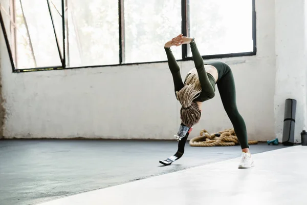 Jeune Sportive Avec Prothèse Faisant Exercice Tout Entraînant Intérieur — Photo