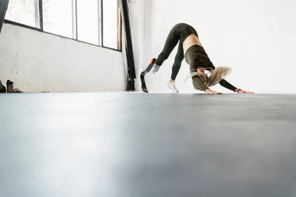 Jonge Sportvrouw Met Prothese Doen Oefening Tijdens Het Sporten Binnen — Stockfoto