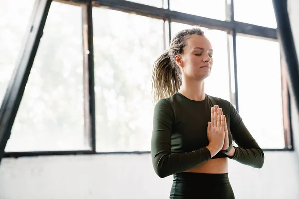 Jonge Sportvrouw Mediteren Tijdens Yoga Praktijk Binnen — Stockfoto