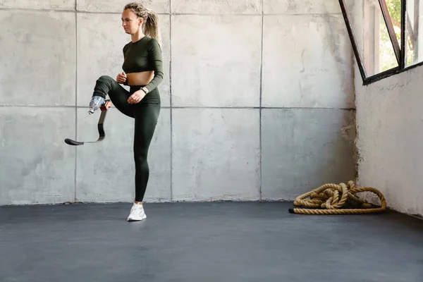 Jonge Sportvrouw Met Prothese Doen Oefening Tijdens Het Sporten Binnen — Stockfoto