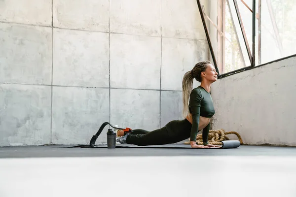 Jonge Sportvrouw Met Prothese Die Oefeningen Doet Tijdens Yogapraktijk Binnen — Stockfoto