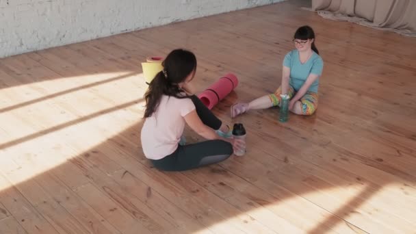 Una Vista Superior Entrenador Yoga Profesional Está Hablando Con Chica — Vídeos de Stock