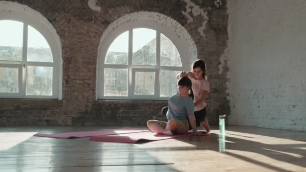 Kendine Güvenen Bir Yoga Eğitmeni Modern Yoga Stüdyosundaki Yoga Minderinde — Stok video