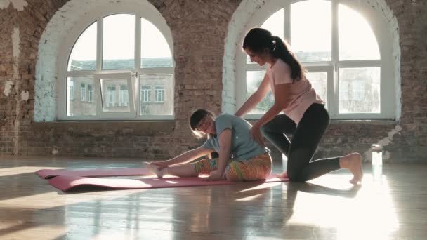 Una Instructora Yoga Amigable Está Ayudando Hacer Ejercicios Estiramiento Sus — Vídeos de Stock