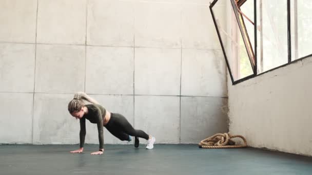 Een Geconcentreerde Vrouw Met Been Prothese Doet Stretching Oefeningen Terwijl — Stockvideo
