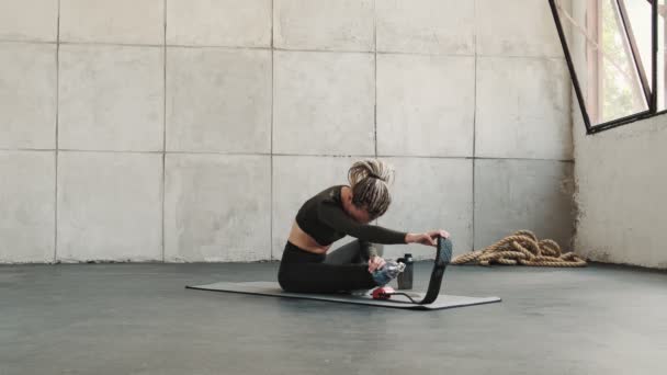 Uma Mulher Bonita Com Uma Prótese Perna Está Fazendo Exercícios — Vídeo de Stock