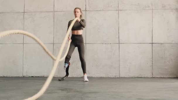 Μια Αποφασισμένη Γυναίκα Ένα Πόδι Προσθετική Κάνει Άσκηση Σχοινιά Μάχης — Αρχείο Βίντεο