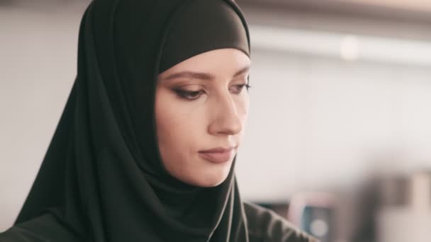 Μια Όμορφη Αραβική Γυναίκα Ταξινομεί Πλαστικά Μπουκάλια Στο Σπίτι — Αρχείο Βίντεο