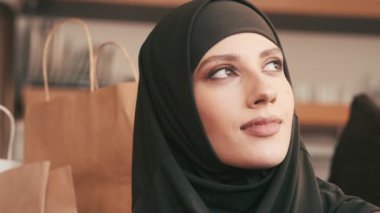 Güzel bir Arap kadını, içinde bir şeyin oturduğunu düşünürken en tepeye bakar.
