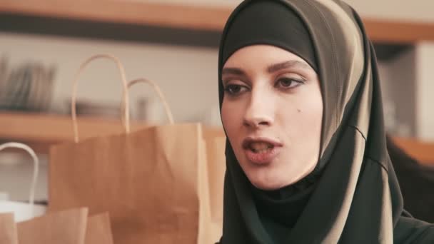 Una Donna Araba Sorridente Sta Parlando Mentre Tiene Una Candela — Video Stock