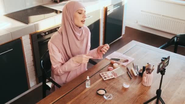 Una Felice Blogger Araba Sta Registrando Video Sui Cosmetici Piedi — Video Stock