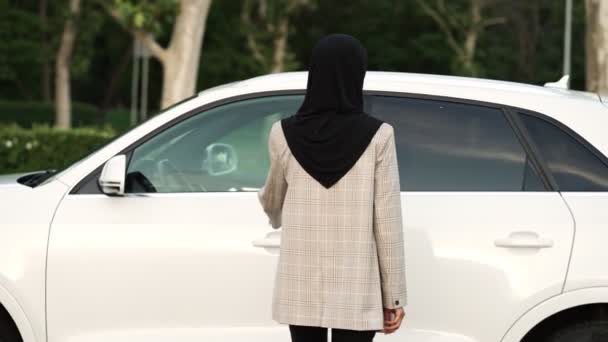 Back View Arabian Businesswoman Wearing National Hijab Walking Gets Her — Stock Video