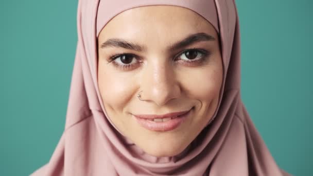 Close Cropped View Beautiful Arabian Woman Wearing Pink National Hijab — Stock Video