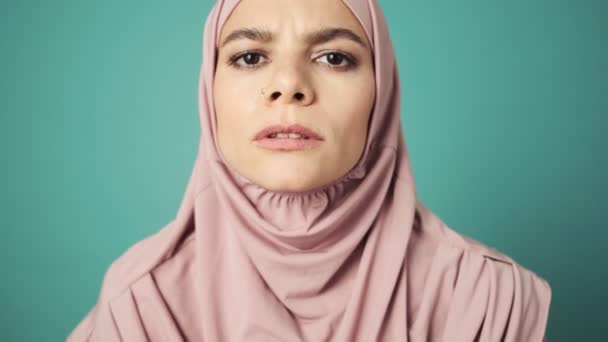 Une Femme Arabe Sérieuse Portant Hijab National Rose Regarde Judas — Video