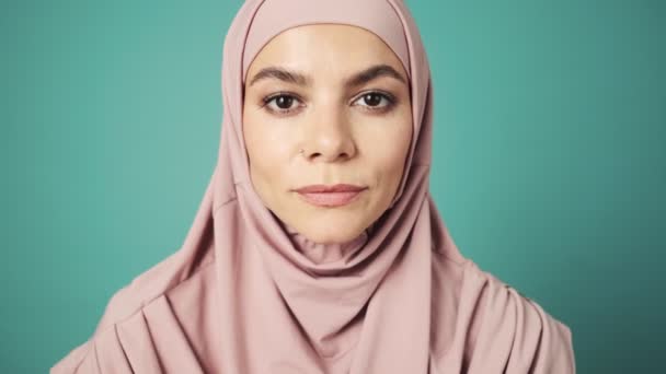 Zbliżenie Przycięty Widok Uśmiechniętej Arabskiej Kobiety Poprawia Jej Różowy Hidżab — Wideo stockowe