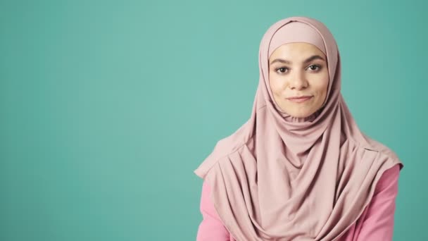 Une Belle Femme Arabe Portant Hijab National Rose Pointe Doigt — Video