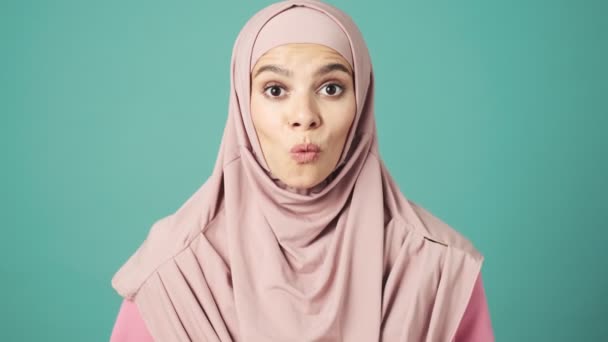 Seorang Wanita Arab Yang Terkejut Mengenakan Hijab Nasional Berwarna Pink — Stok Video