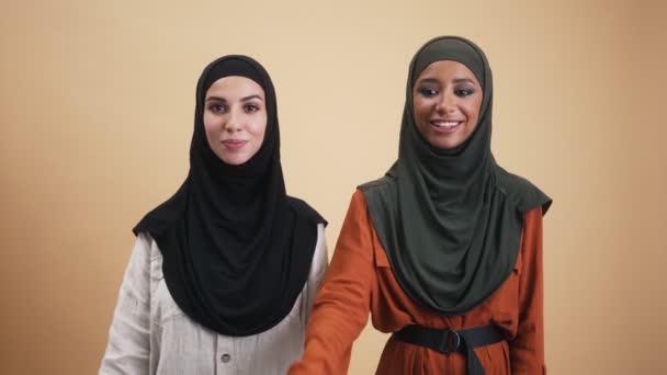 Duas Mulheres Árabes Positivas Vestindo Hijab Nacional Estão Mostrando Gesto — Vídeo de Stock