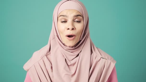 Une Arabe Surprise Portant Hijab National Rose Regarde Caméra Tout — Video