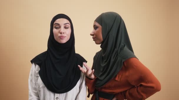 Una Donna Araba Che Indossa Hijab Nazionale Sta Parlando Con — Video Stock