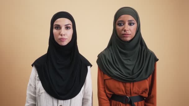 Due Donne Arabe Serie Che Indossano Hijab Nazionale Stanno Incrociando — Video Stock