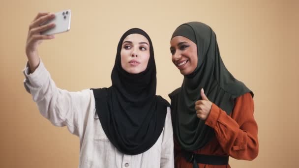 Две Улыбающиеся Арабские Женщины Одетые Хиджаб Делают Селфи Фото Используя — стоковое видео